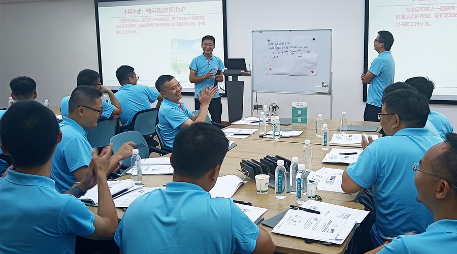 365速发国际学员们在课上进行小组作业课堂展示